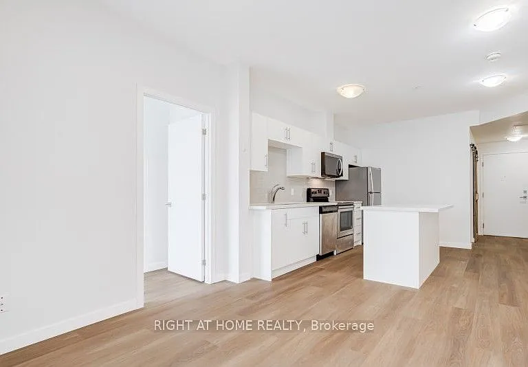 690 King St W #218 — Photo 7