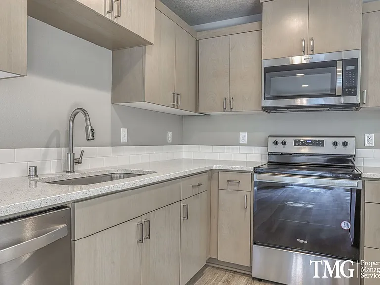4802 NE 37th Ct — Photo 3