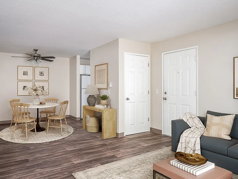 Suzann Plaza Apartments — Photo 13
