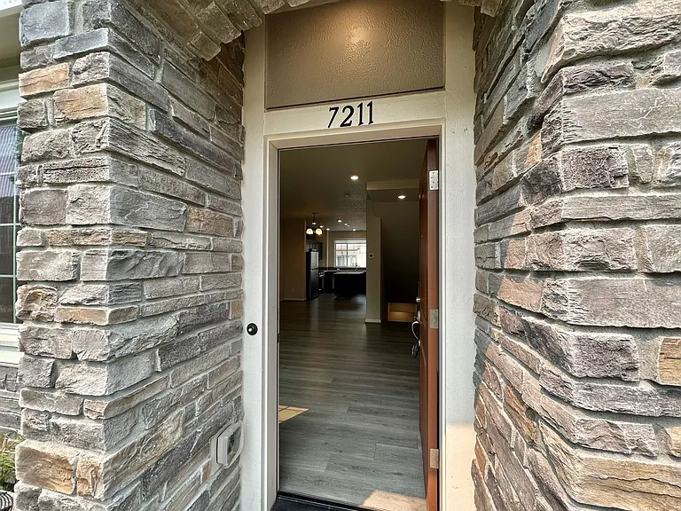 7211 NW Eleanor Ave — Photo 4