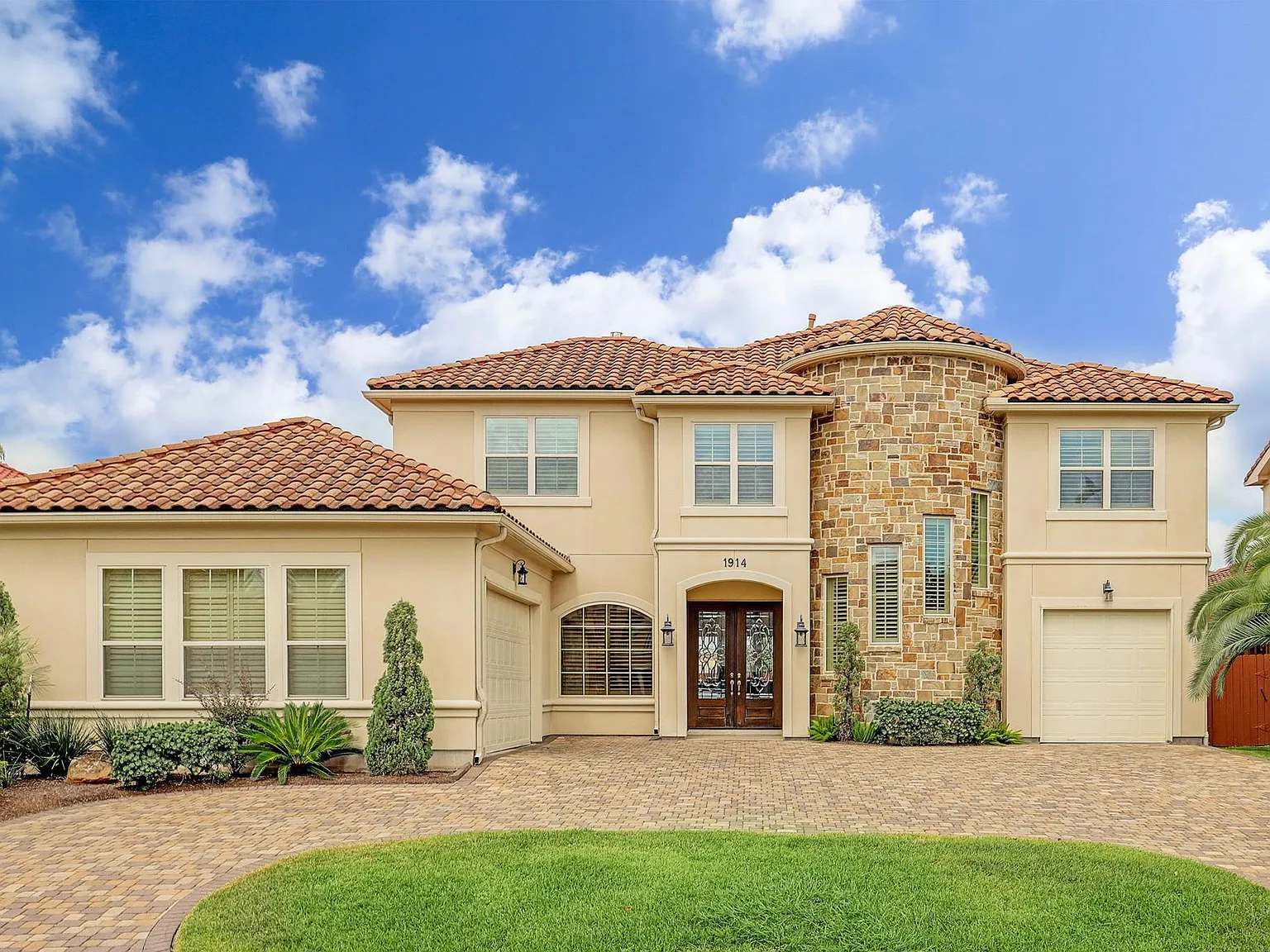 5 bed, 4.5 bath, 4425 sqft, $6,000 — Photo 1