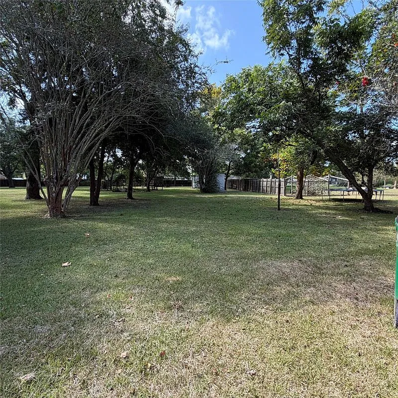 3 bed, 1.0 bath, 934 sqft, $1,300 — Photo 2