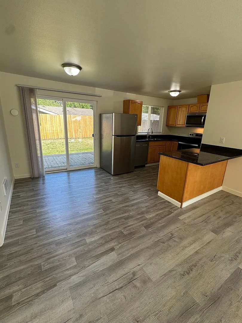 4 Beroom 1 Bath House For Rent — Photo 2