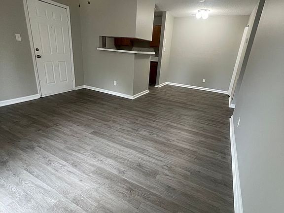 3rd image of 105 Oriole Dr #6