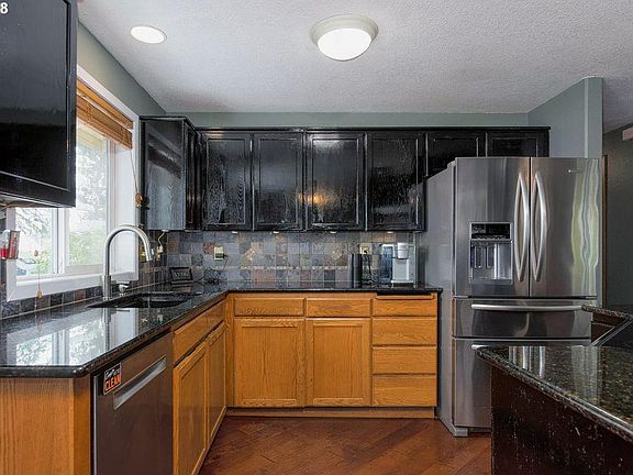 The kitchen. Brand new refrigerator delivered 4/16/18. 