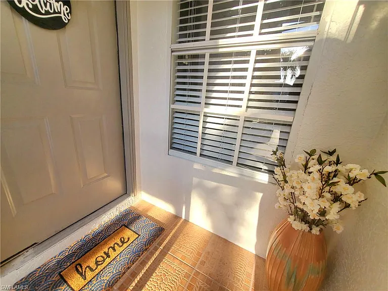 992 Marblehead Dr — Photo 2