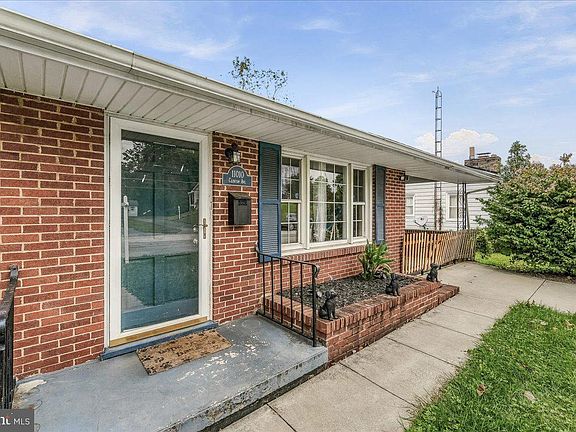 3rd image of 11010 Clinton Ave