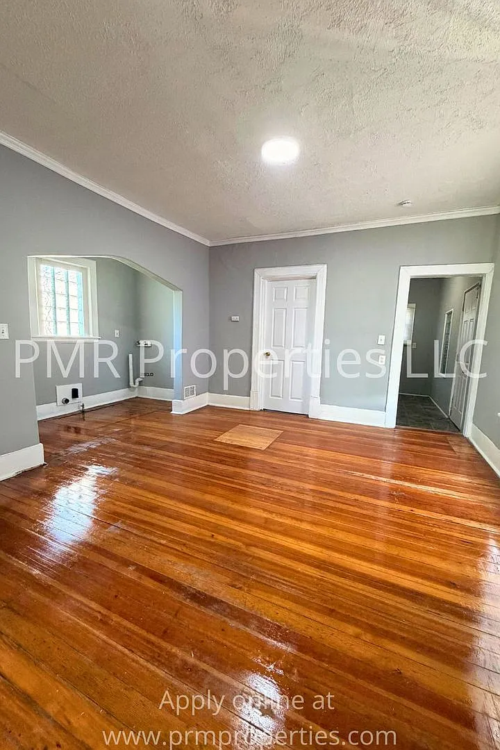 2 Bedroom/ 1 Bathroom House — Photo 3