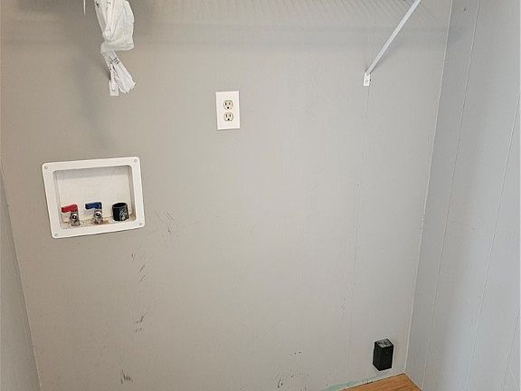 4th image of 133 Marilyn Dr