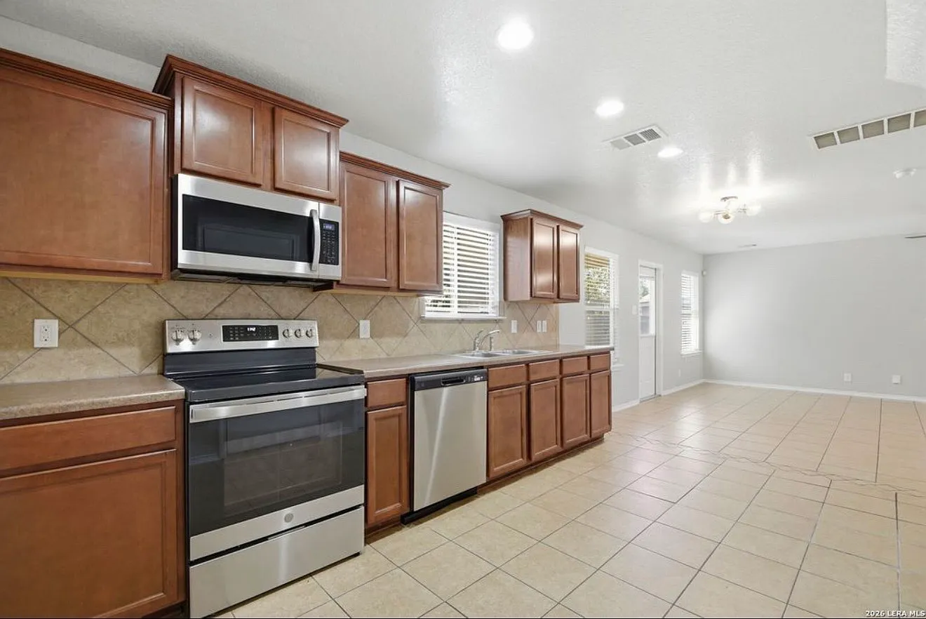 3 bed, 1536 sqft, $1,900 — Photo 3