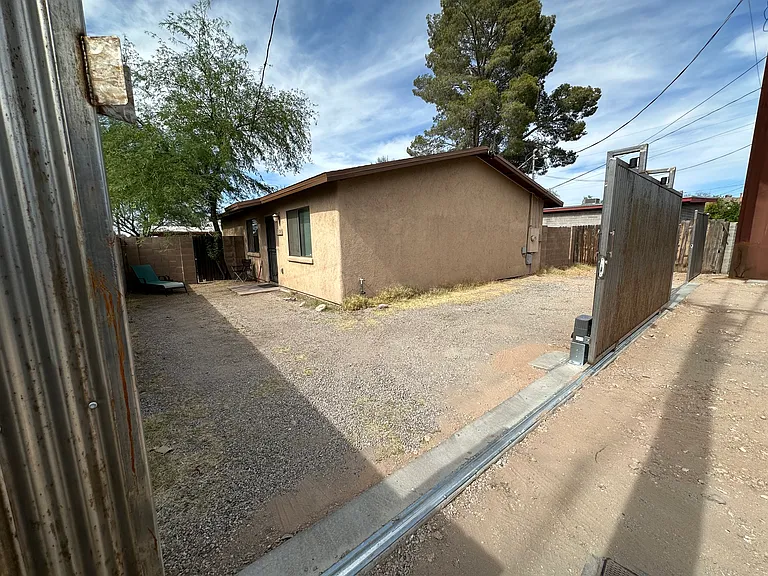 1020 E Silver St — Photo 3
