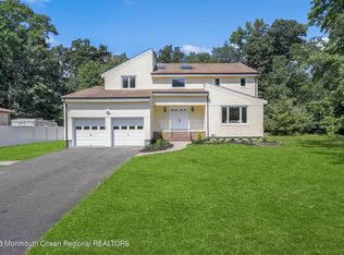 2 Thomas Dr, Manalapan, NJ 07726