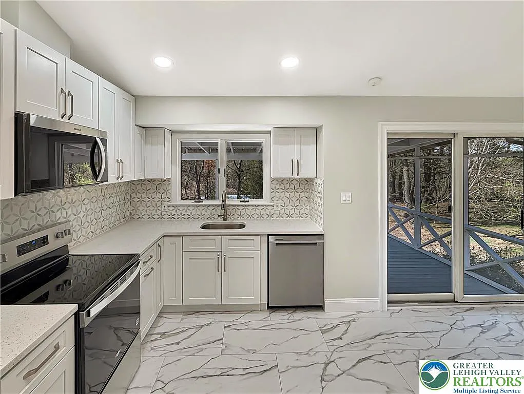 3 bed, 1.0 bath, 1214 sqft, $2,500 — Photo 4