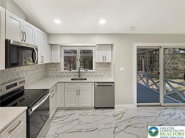308 Hemlock Ln — Photo 4