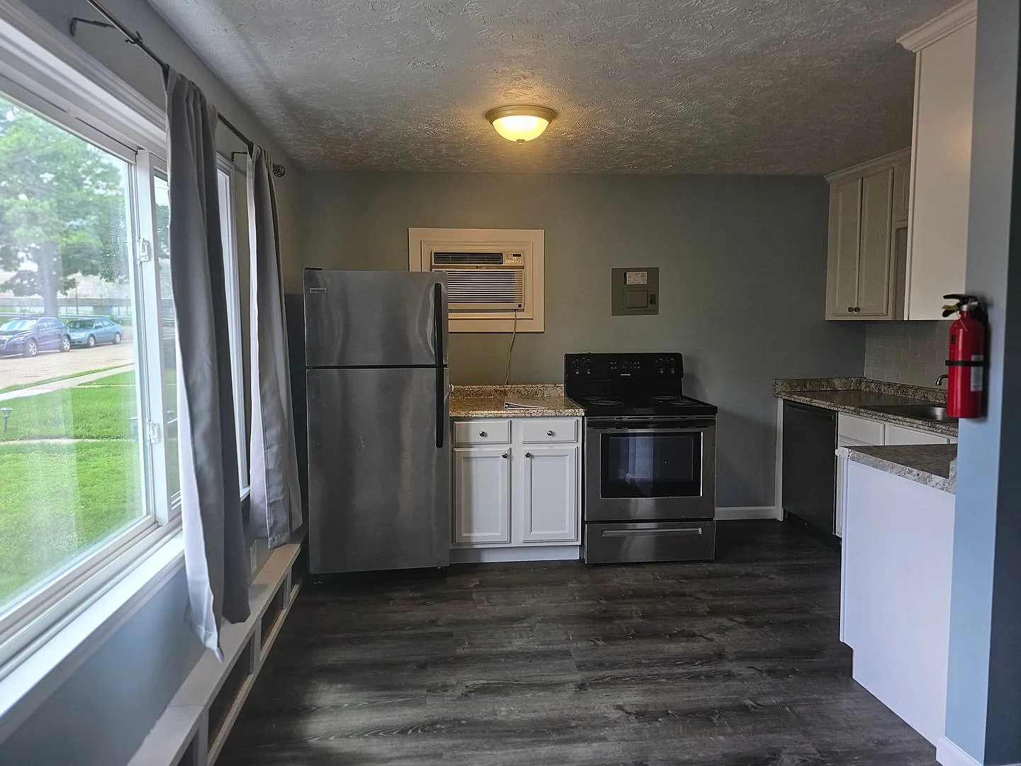 2 Bedroom 1 Bathroom Apartment For Rent In Bellevue! — Photo 2