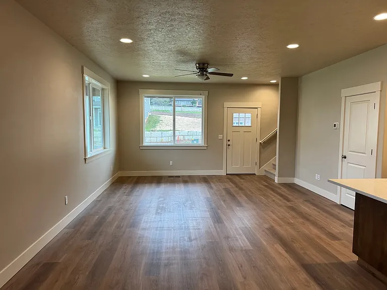 710 NW George Ct — Photo 4