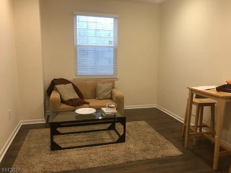1 bed, 1.0 bath, $1,800 — Photo 2