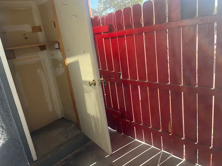 Modern 450 SF Updated Apts w/ Balconies in Ridgecrest — Photo 17