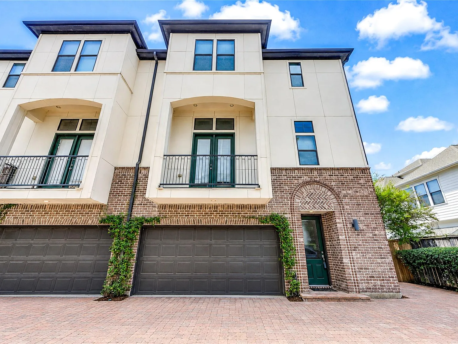 3 bed, 3.5 bath, 2348 sqft, $3,999 — Photo 2