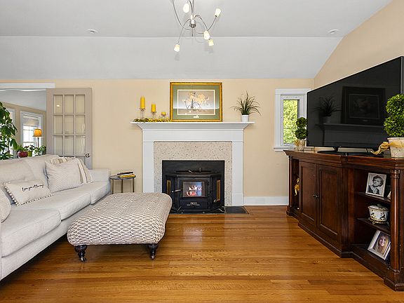 4th image of 6 Pine St