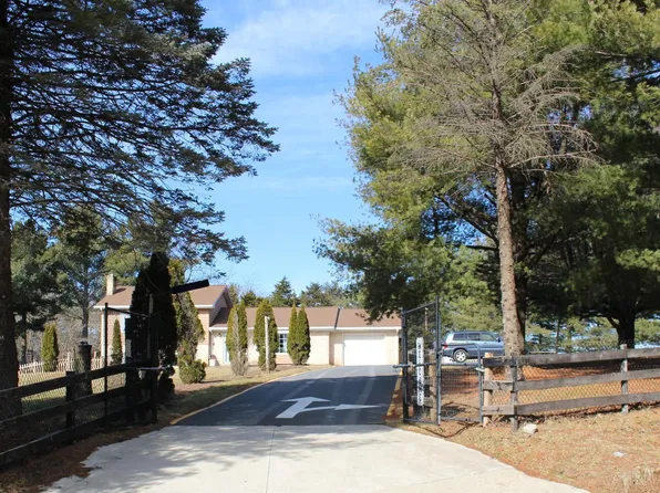 111 Overlook Rd, Gore, VA 22637