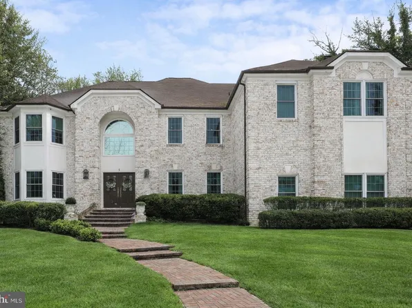 5 Shingle Oak Dr, Voorhees, NJ 08043