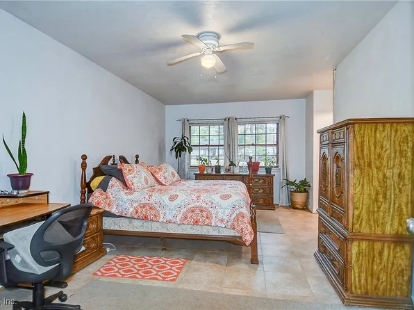 5724 Oak Terrace Dr, Virginia Beach, VA 23464