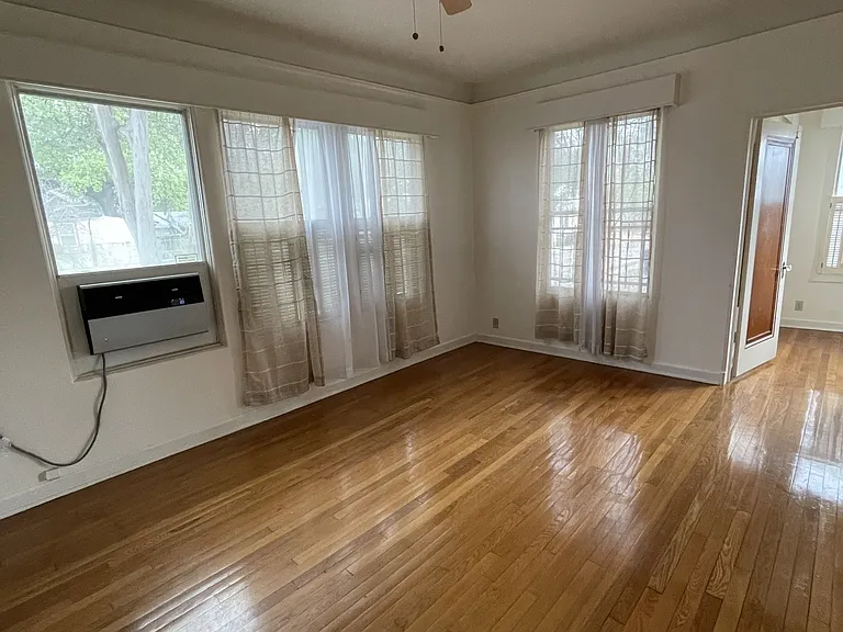 326 E Mistletoe Ave #1 — Photo 2