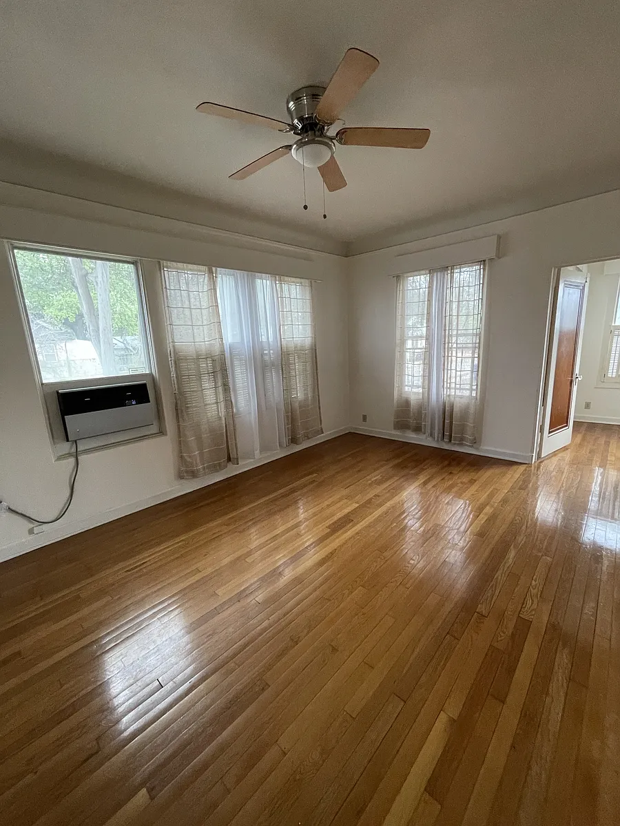 Building Photo - 326 E Mistletoe Ave #1