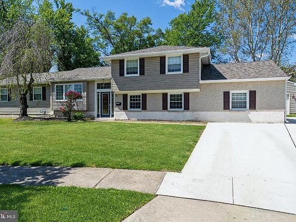 2nd image of 3 Buttonwood Ct