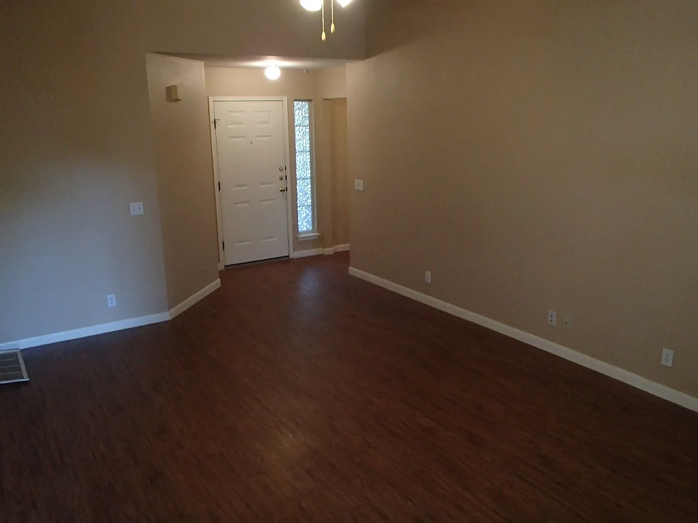 3 Bedroom 2 Bathroom Georgetown Home — Photo 2