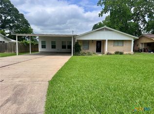 608 W Thomas St, Cuero, TX 77954