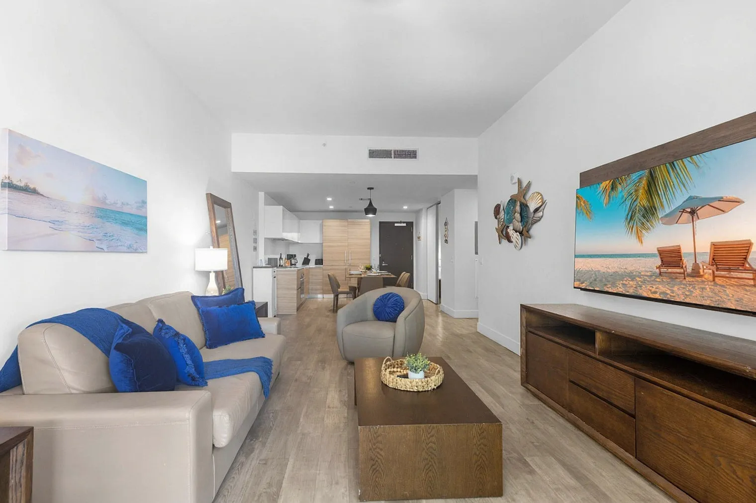 2 bed, 1.0 bath, 893 sqft, $3,618 — Photo 3