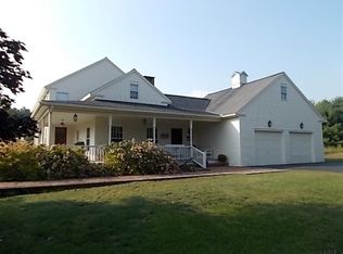 3 Lake Ridge Dr, Mechanicville, NY 12118