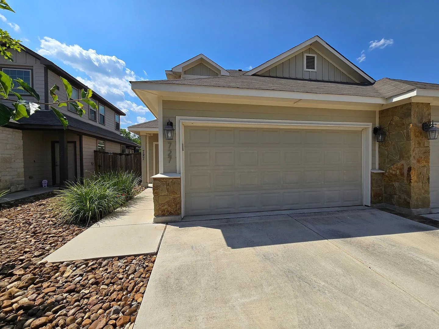 Walk to Faust St Bridge/ FRidge, Washer, & Dryer Included/ Primary Bedroom 1st Floor /CISD — Photo 1