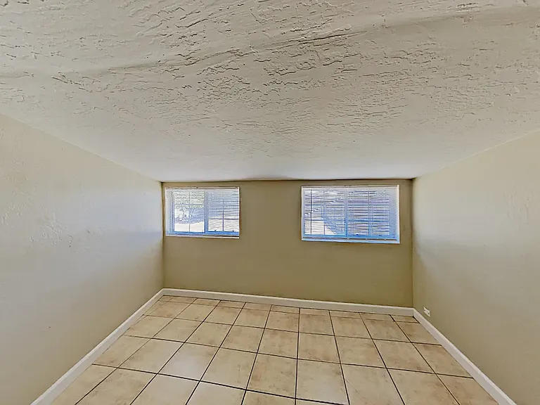 2813 N Greenfield Rd — Photo 4