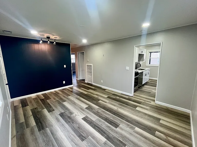 2645 Strong St — Photo 3