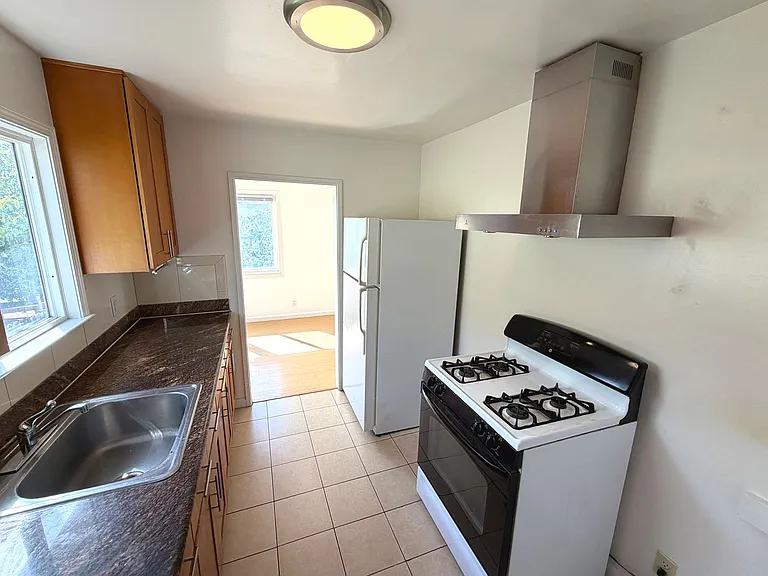 120-122 Madrone Ave — Photo 6