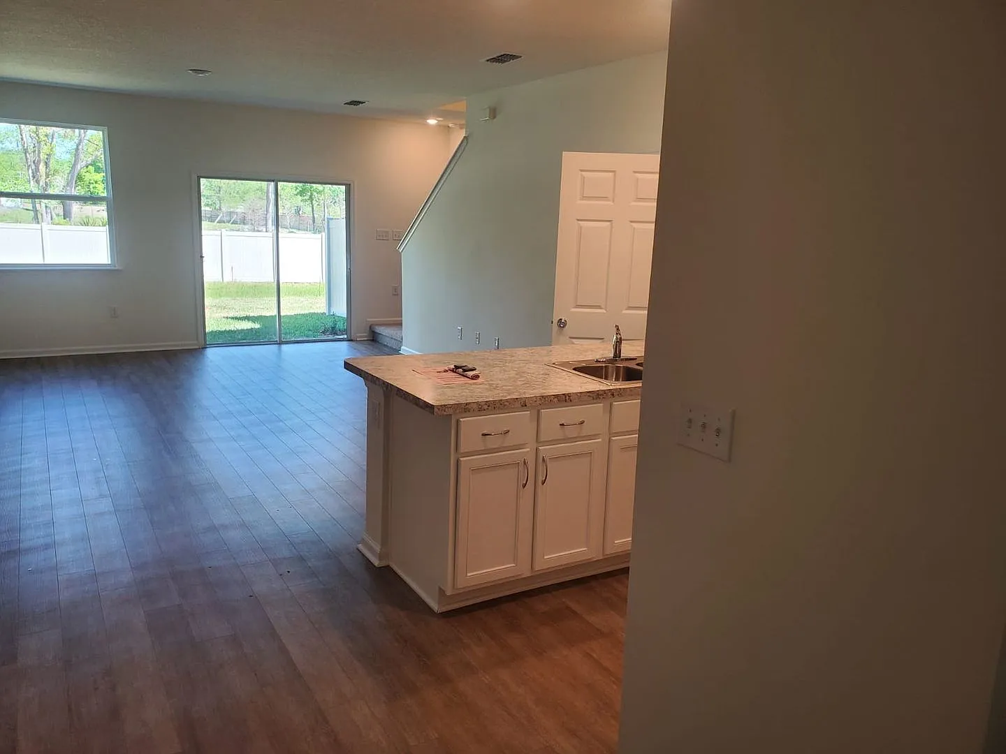 3BR/2.5BA Townhome in Cul-de-Sac. Garage. Small Pets Welcome! Minutes from Treaty Park! — Photo 3