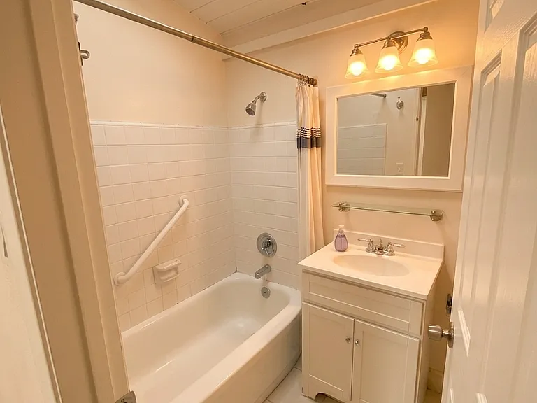 278 Monroe Dr #33 — Photo 2