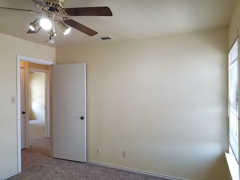 2426 Lakeview Cir — Photo 12