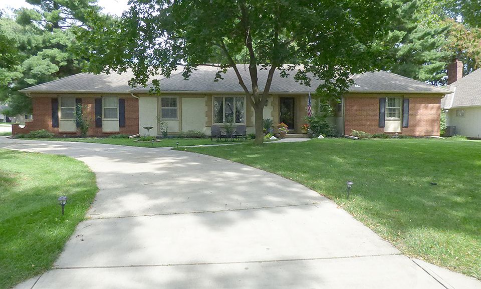 Front of home with circle dr