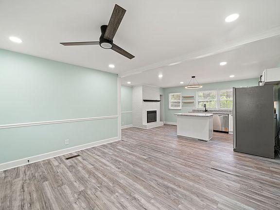 3rd image of 3001 Oak Ridge Rd