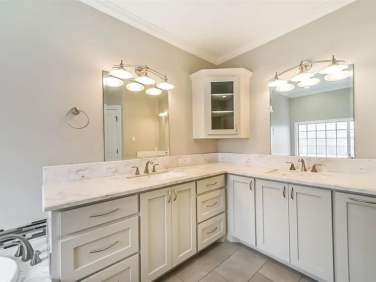1317 Chantilly Ln — Photo 24