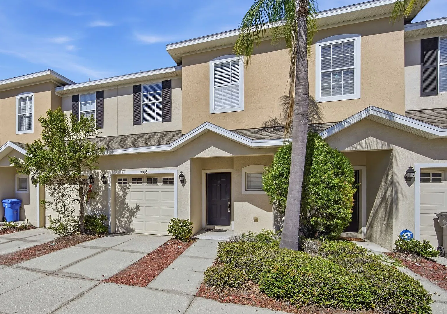 Beautiful 3-Bedroom Townhome in Gated Community Water & Cable Included — Photo 2
