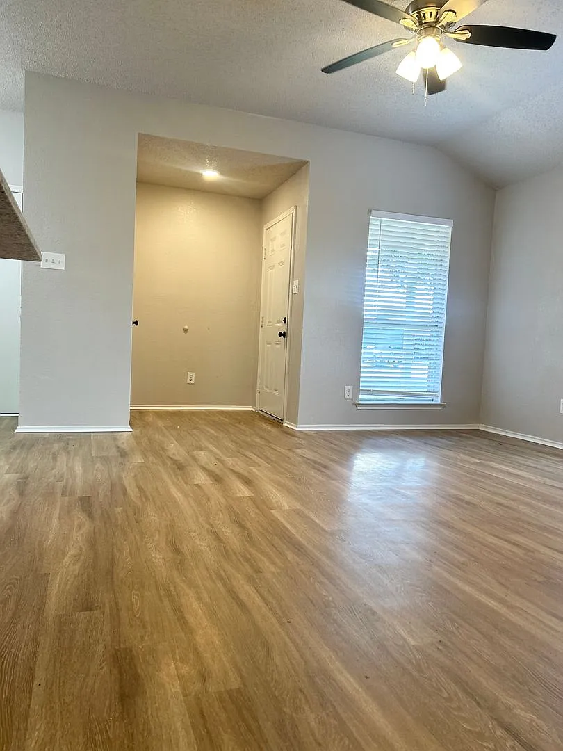 Spacious 3/2/1 Duplex — Photo 3
