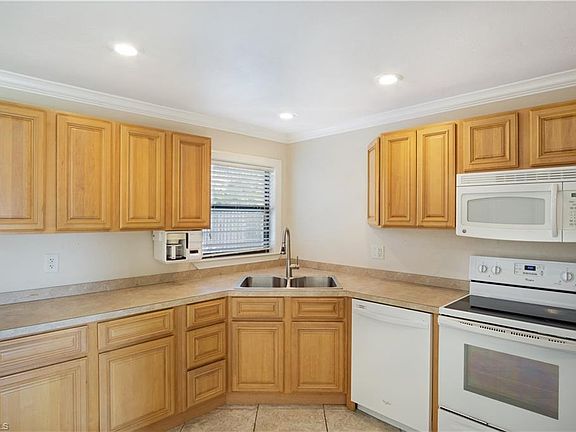 5th image of 15805 Missouri St