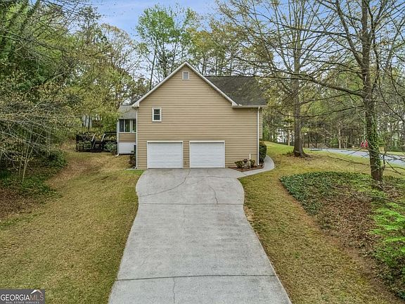 3rd image of 18 W Ridge Dr SE