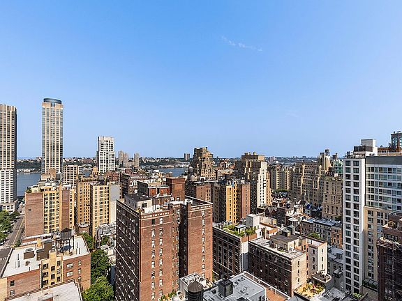 3rd image of 201 W 70th St APT 26K
