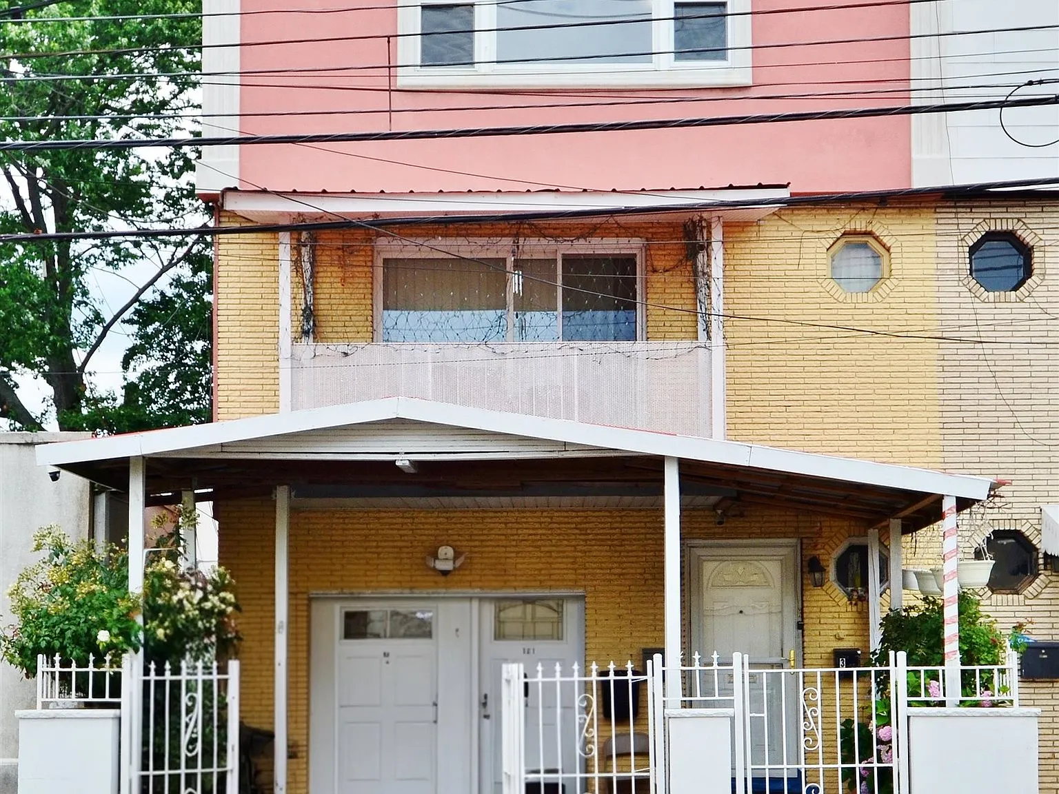 3 bed, 1.0 bath, 1200 sqft, $2,400 — Photo 1
